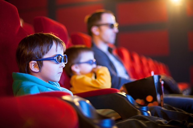 Criança no cinema (Foto: Thinkstock)