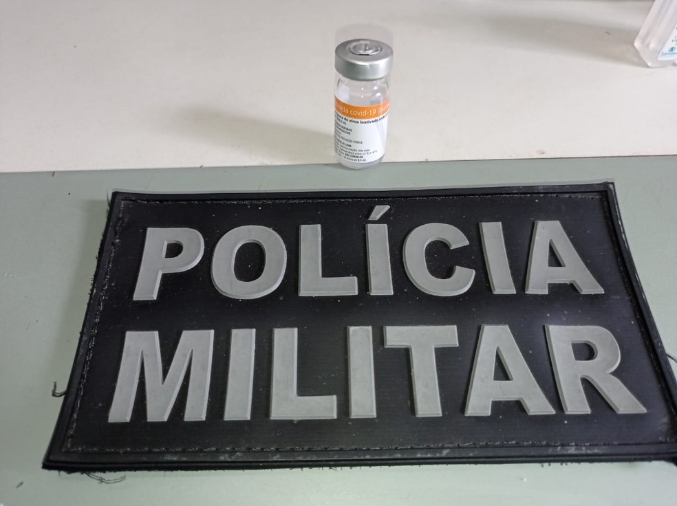 PM apreendeu ampola de dose da CoronaVac que foi apreendida com suspeito de furto no Ceará. — Foto: PM/Divulgação