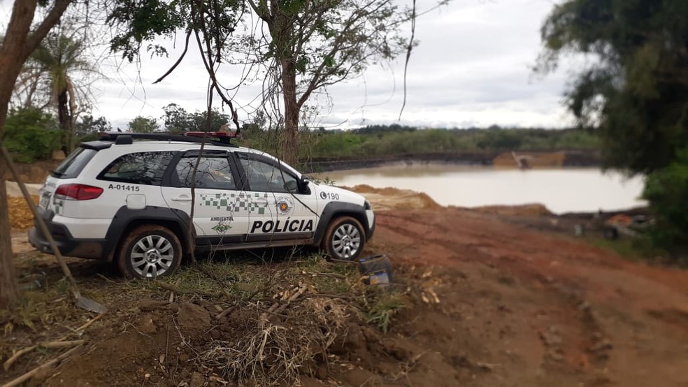 Polícia Militar Ambiental encontra área de extração ilegal de minérios em Jaguariúna — Foto: Polícia Militar Ambiental/Divulgação