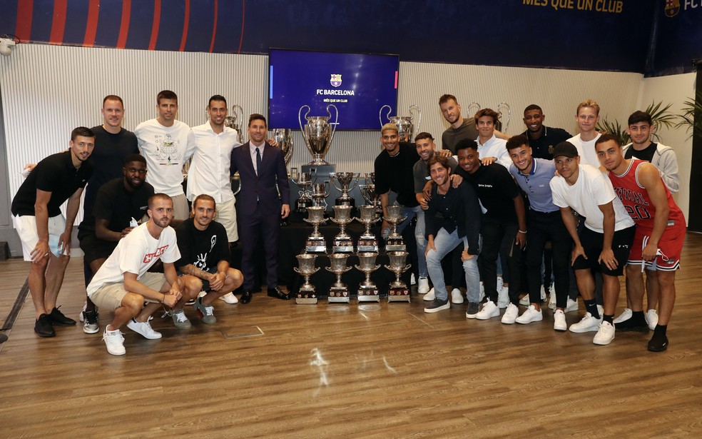Messi posa com os ex-companheiros de Barcelona ao lado dos troféus conquistados — Foto: Site oficial do Barcelona