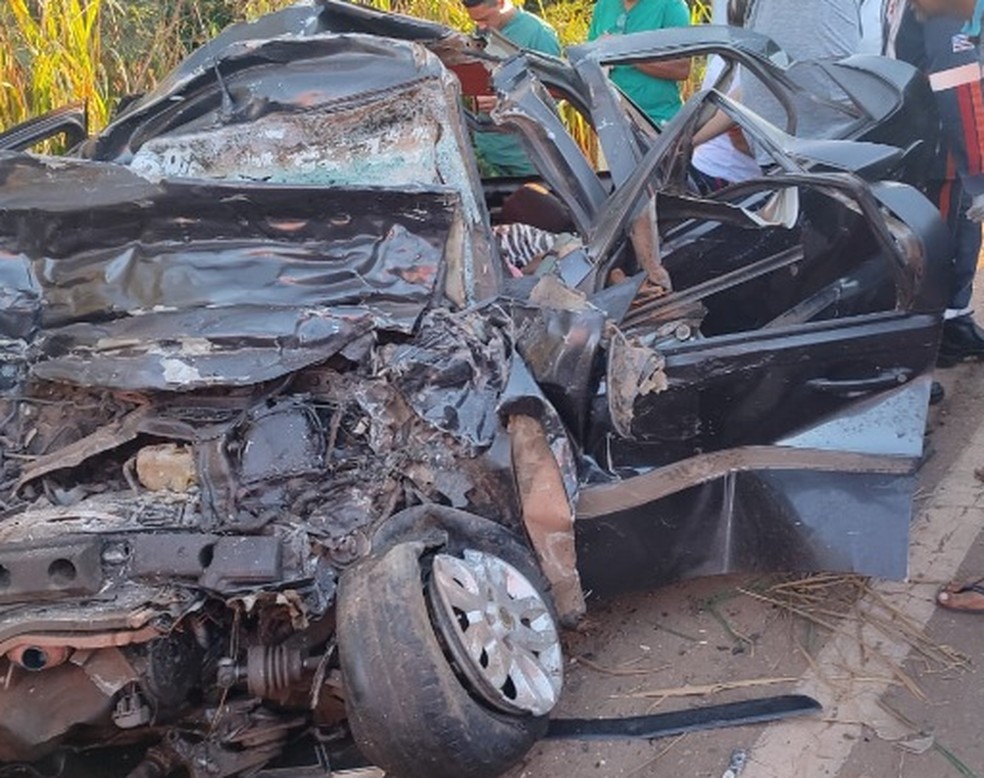 Carro ficou completamento destruído após o acidente — Foto: Divulgação