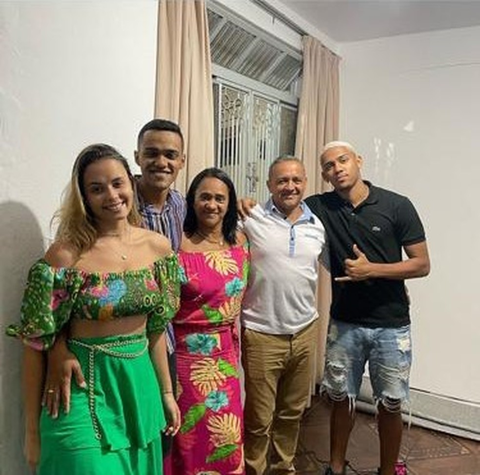 Da esquerda para a direta: cunhada, irmão, mãe, pai e Guilherme — Foto: Luiz Cláudio de Carvalho/Arquivo Pessoal