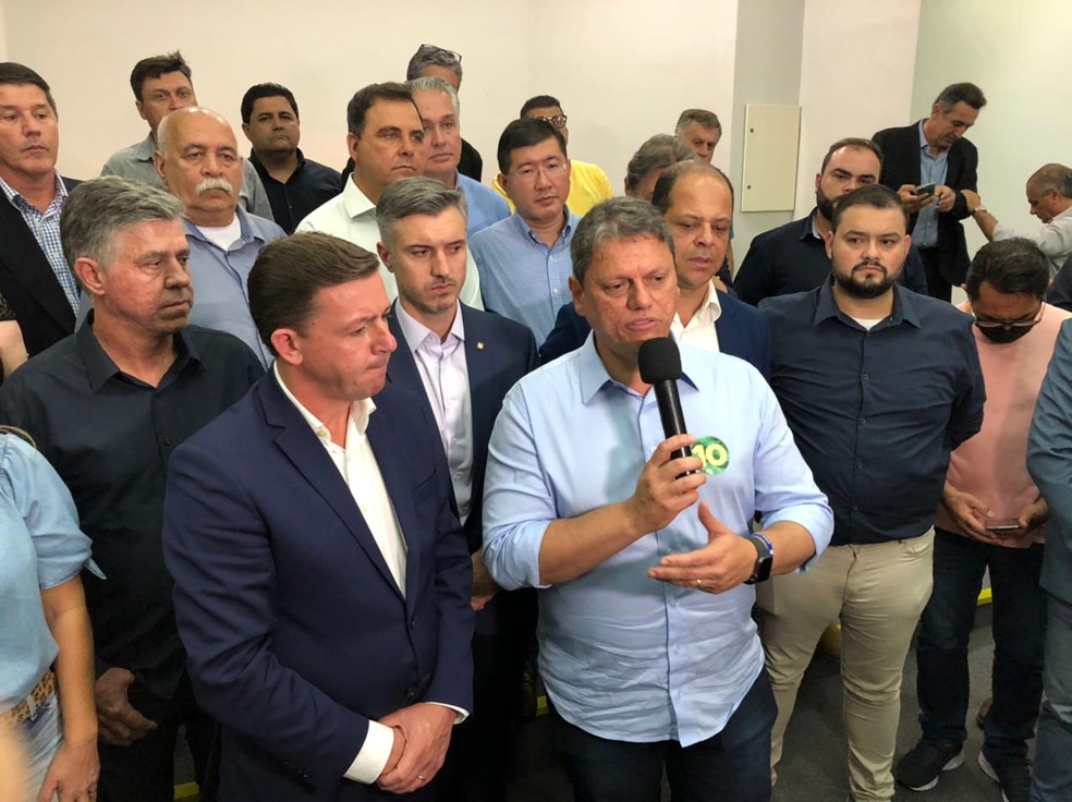 Tarcísio de Freitas (Republicanos) é recebido nesta terça-feira (11) no diretório estadual do PSDB por prefeitos da legenda. — Foto: Filipe Gonçalves/TV Globo