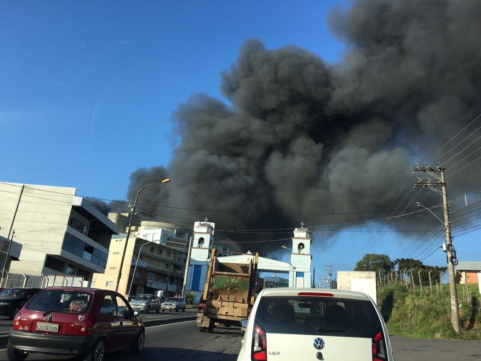 incendio atinge unidade de plasticos de empresa em caxias do sul rio grande do sul g1