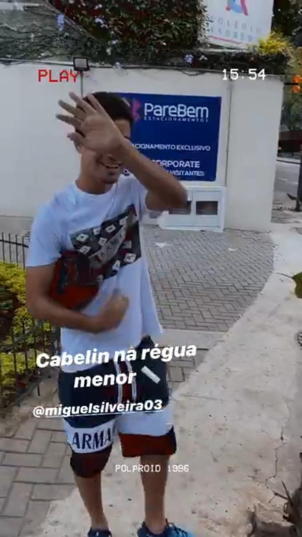 Miguel foi filmado por Caio Paulista no Instagram na porta da clínica — Foto: Reprodução / Instagram