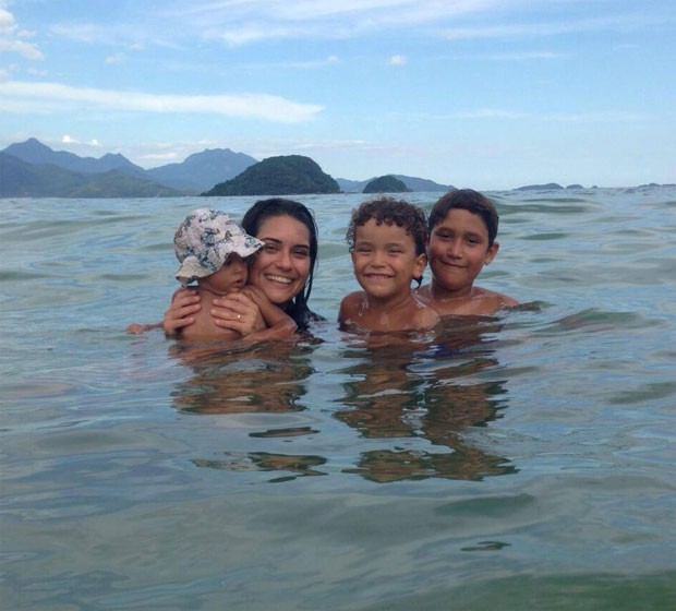 Marcela Reis e os filhos, Gaia, Damião e Samuel (Foto: Reprodução/ Facebook)