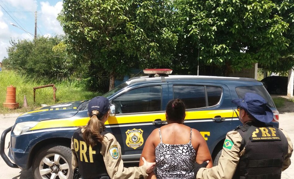 Suspeita de estelionato era procurada desde 2011 e foi presa no Grande Recife (Foto: Divulgação/PRF)