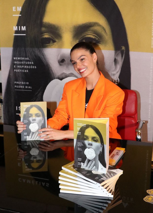 Isis Valverde lança seu primeiro livro no Rio de Janeiro (Foto: Rogerio Fidalgo/AgNews)