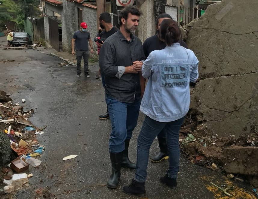 Marcelo Freixo em Petrópolis, na Região Serrana, visita familiares das vítimas das chuvas