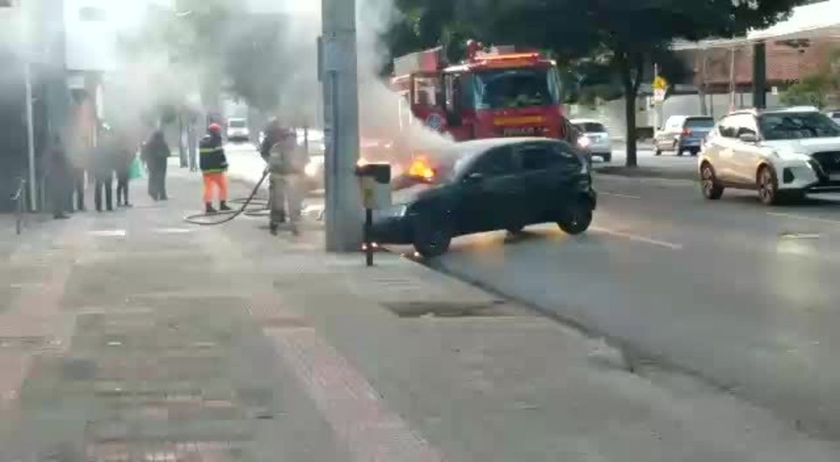 Carro bate em poste e pega fogo na Região Centro-Sul de BH; VÍDEO 