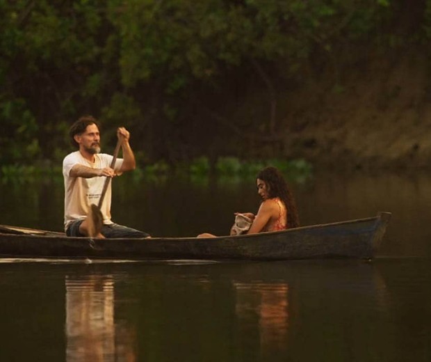 Enrique Diaz e Juliana Paes em cena gravada no Pantanal (Foto: TV Globo)