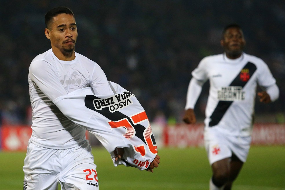 Pikachu comemora gol do Vasco (Foto: Ivan Alvarado/REUTERS)