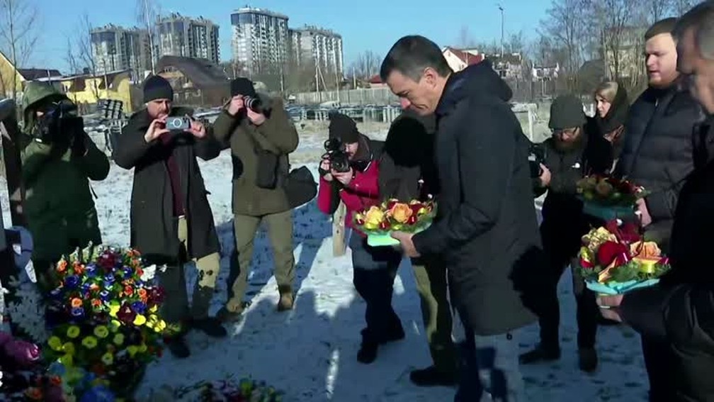 Primeiro-ministro espanhol, Pedro Sanchez, presta homenagem aos mortos em Bucha e Irpin, na Ucrânia — Foto: Governo da Espanha/Reprodução/via REUTERS