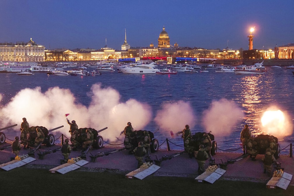Tiros de canhão em memória dos combatentes mortos na Segunda Guerra Mundial são dados em São Petersburgo, na Rússia, nas comemorações do 9 de Maio — Foto: Dmitri Lovetsky/AP Photo
