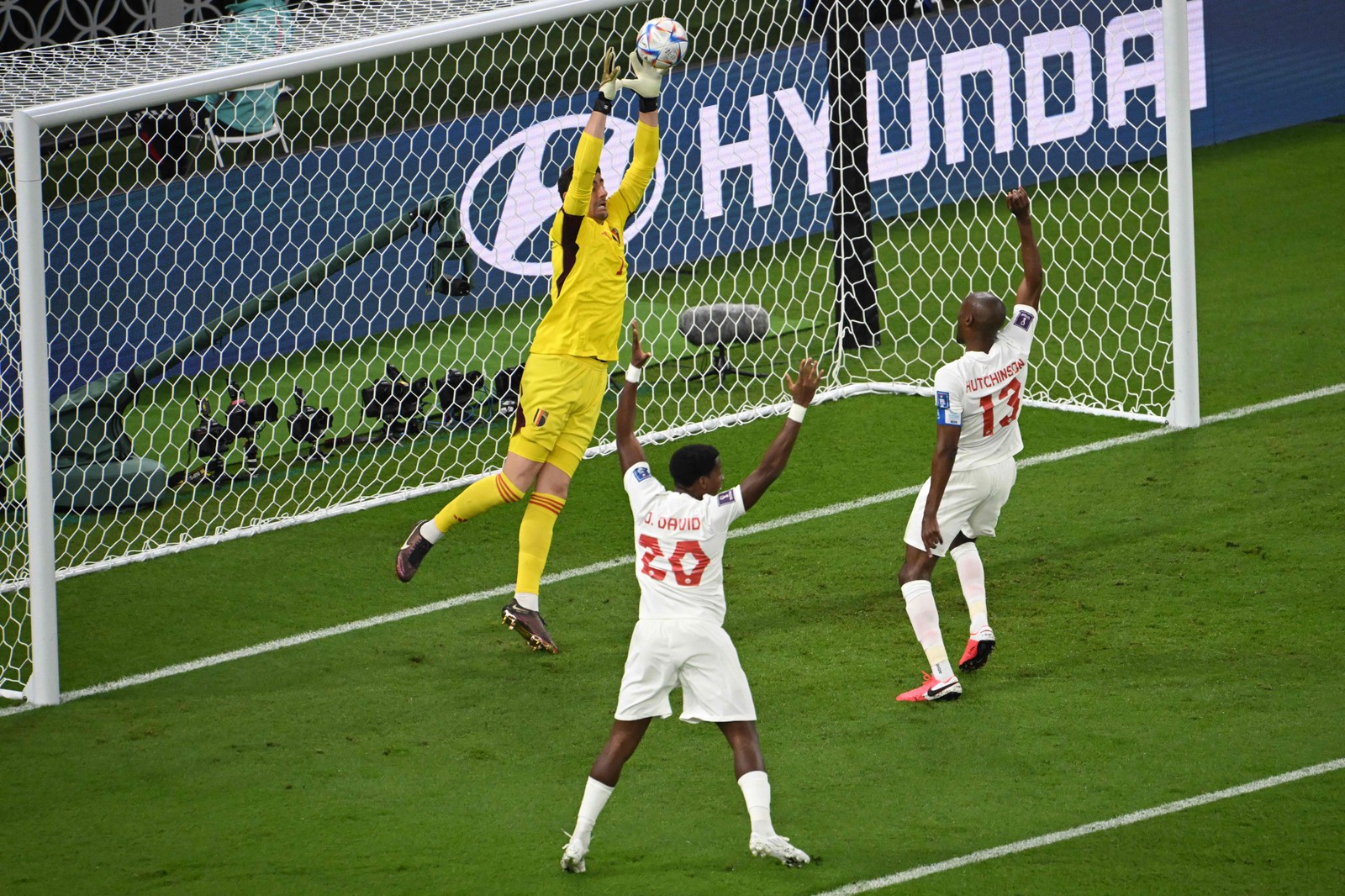Canadá bota pressão no começo do primeiro tempo, dando trabalho para o belga Courtois — Foto: PATRICK T. FALLON/AFP