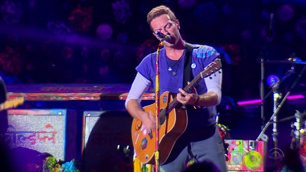 Chris Martin, vocalista do Coldplay, durante show em Porto Alegre  — Foto: Reprodução/RBS TV