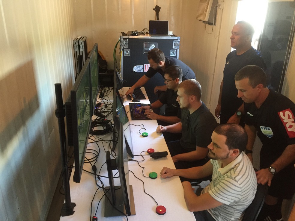 Jornalistas recebem auxílio de operadores em simulação de uso do VAR na Granja — Foto: Raphael Zarko