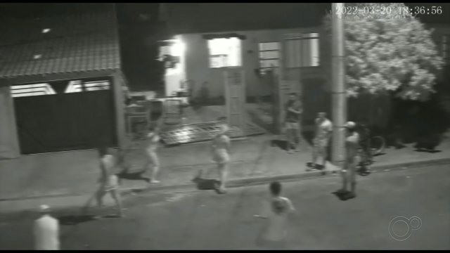 Câmera flagra briga generalizada que terminou com mulher esfaqueada no interior de SP; vídeo