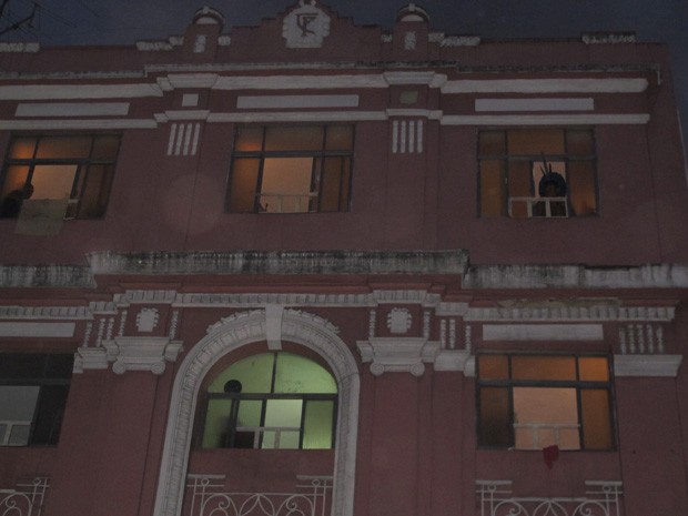 De cocar, índio olha pela janela de albergue (Foto: João Bandeira de Mello)