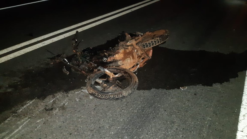Moto após colisão com caminhão na BR 222 em Piripiri — Foto: Divulgação/PRF-PI