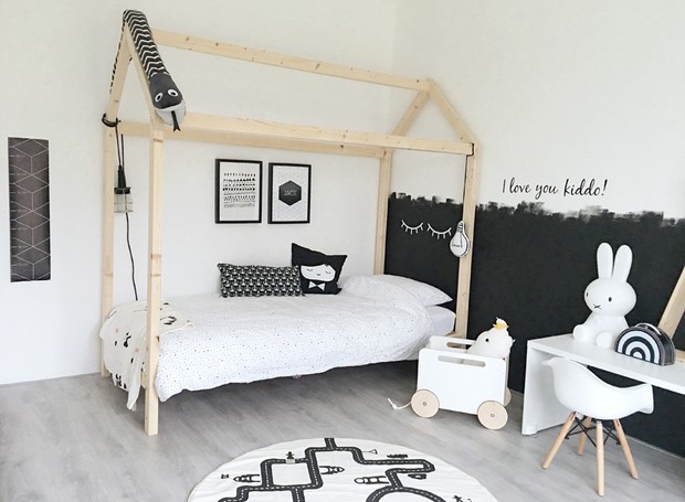 A estrutura de madeira em forma de casa e a parede preta e branca são os destaques do quarto de Jace, filho de Inge (Foto: Inge van Cleef/Divulgação)