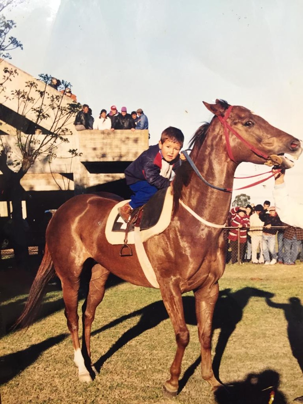 O pequeno Giorgian no cavalo de corrida do pai: paixÃ£o pelo turfe atÃ© hoje â€” Foto: Arquivo pessoal