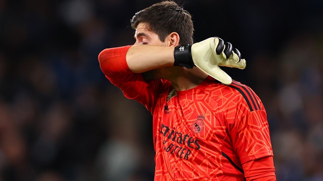 Courtois fez grandes defesas contra o Manchester City, mas sofreu três gols