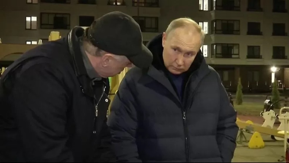 Putin foi filmado olhando mapas nas proximidades de edifícios residenciais — Foto: Reuters via BBC