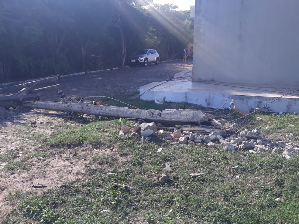 Poste caiu e ficou destruído após colisão em Parnaíba, Litoral do Piauí — Foto: Reprodução/Redes sociais