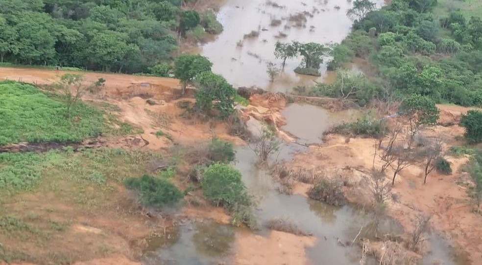 Ilhados em Cotegipe, moradores recebem água potável e alimento via helicóptero — Foto: Divulgação/Corpo de Bombeiros