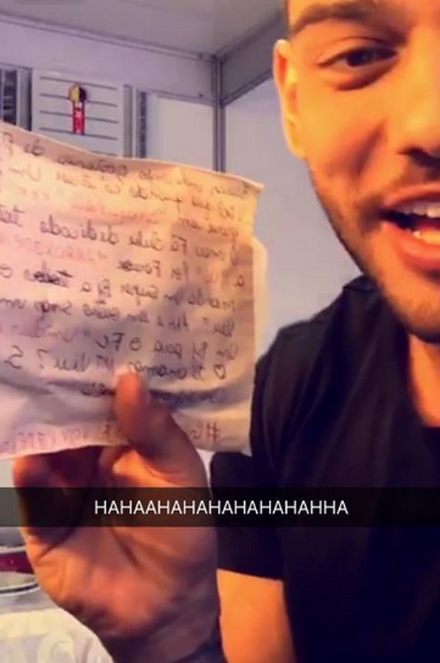 Lucas Lucco e a carta de bacon (Foto: Snapchat / Reprodução)