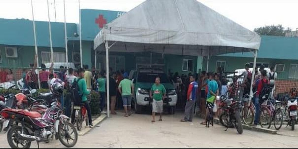 Revoltados, moradores da cidade se aglomeraram na frente da unidade de saúde. — Foto: Divulgação
