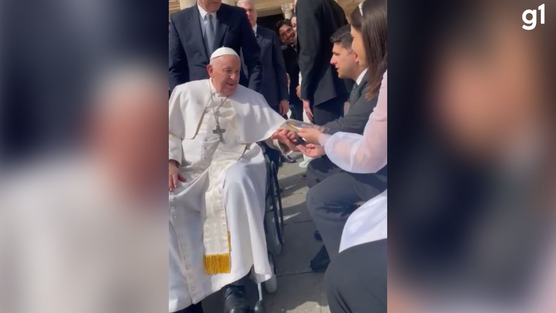Papa conversa em português com brasileiros no Vaticano: 'Deus abençoe'