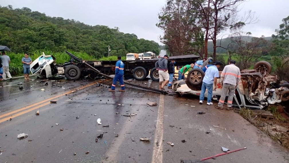 BR-381 foi fechada nos dois sentidos — Foto: Redes sociais