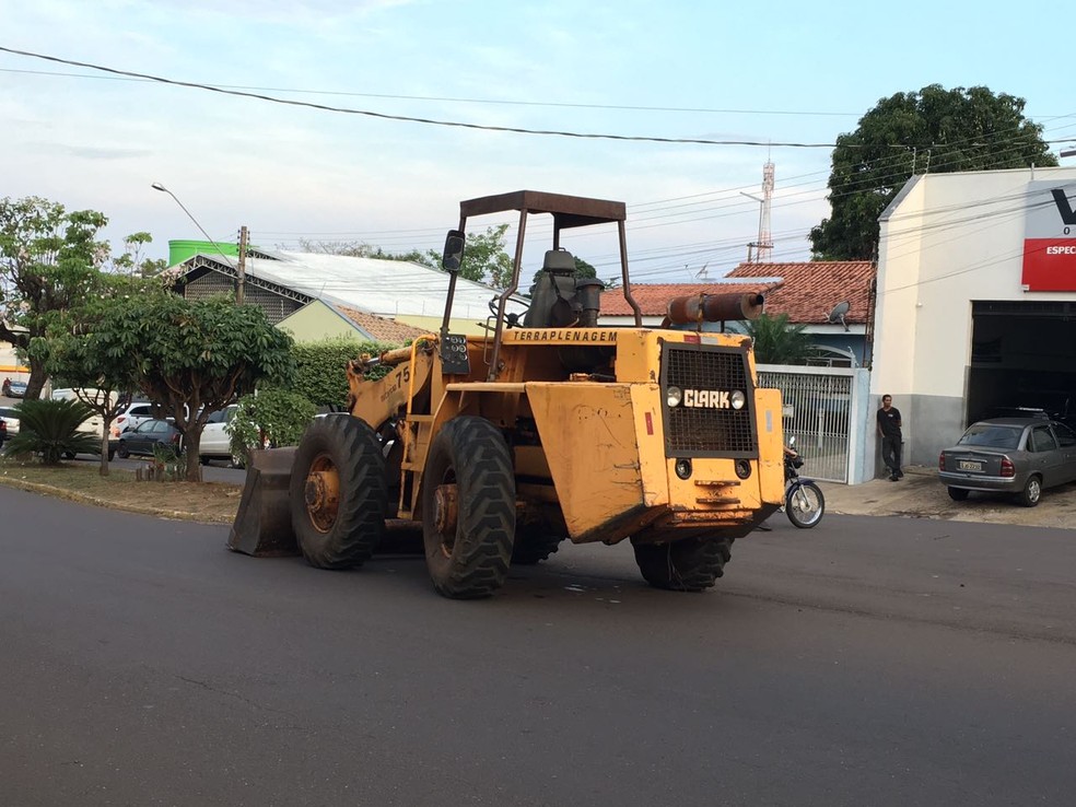 Motociclista morreu vítima de acidente na Avenida Tancredo Neves (Foto: Stephanie Fonseca/G1)