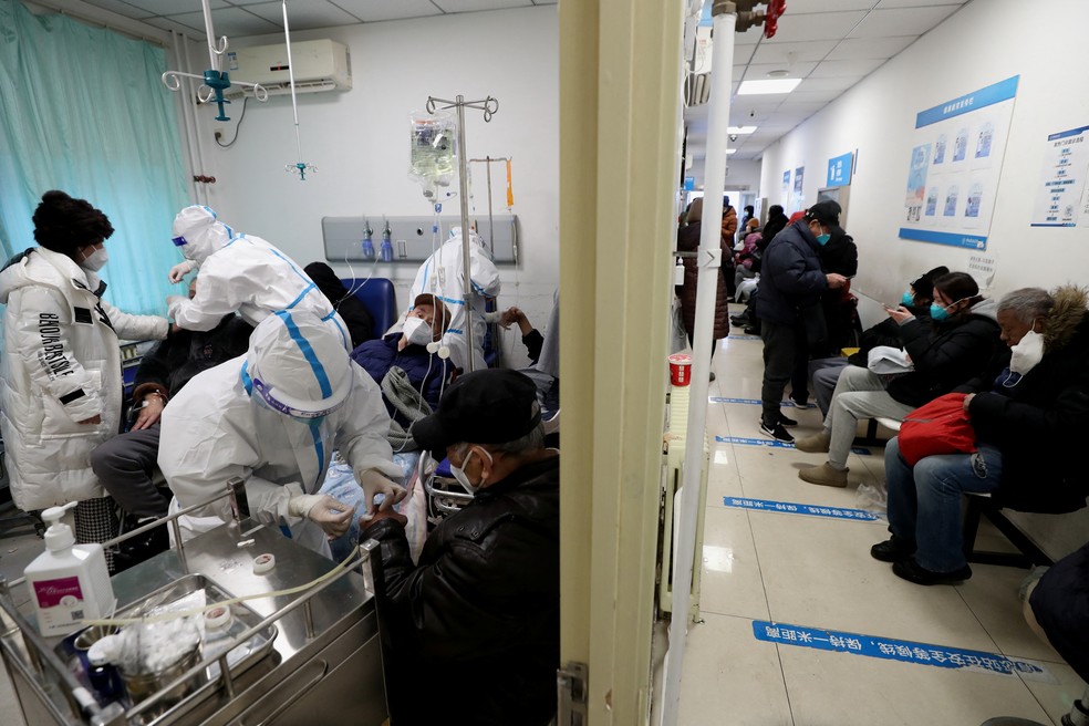 Chineses são atendidos em hospital de Pequim — Foto: China Daily via REUTERS