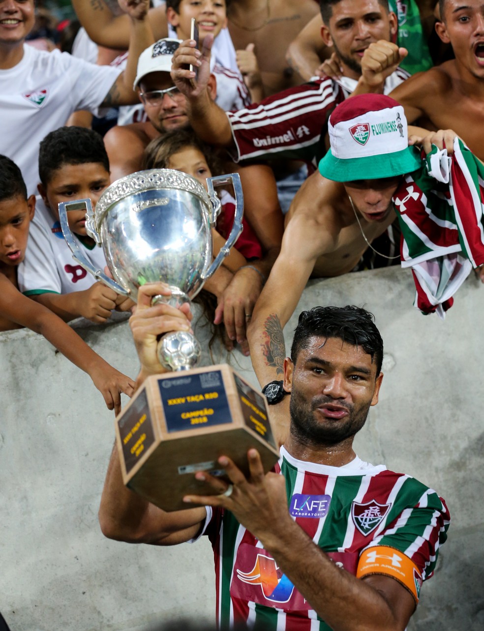 ... e tambÃ©m foi festejar com torcedores (Foto: LUCAS MERÃ‡ON / FLUMINENSE F.C.)