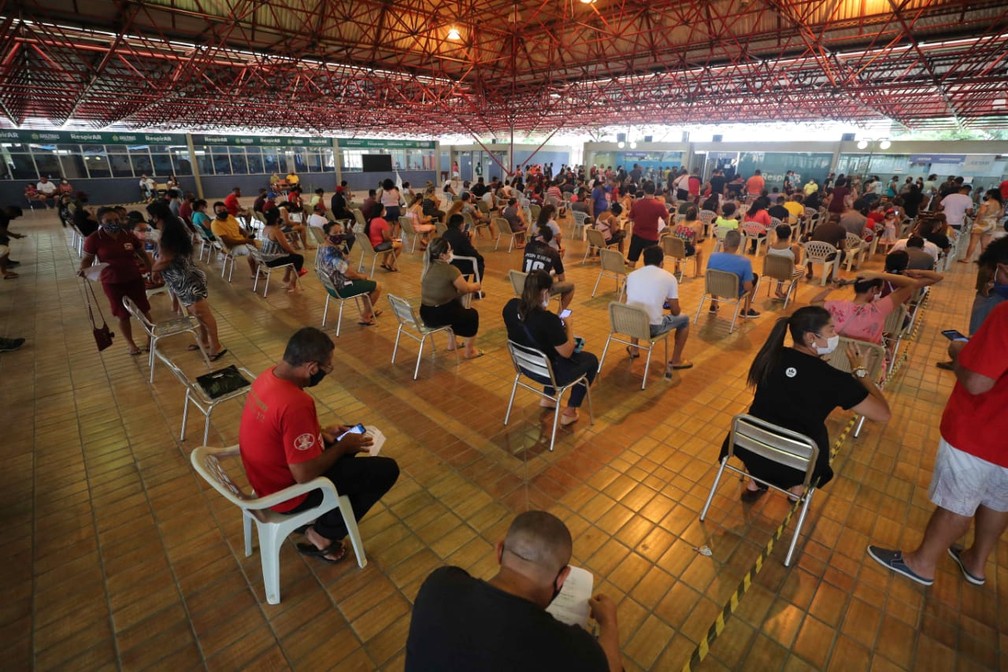 Vacinação no Centro de Convivência da Família Padre Pedro Vignola — Foto: Tácio Melo/Secom