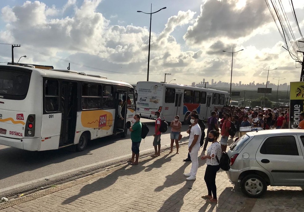 Ônibus e transportes alternativos circulam lotados em 4º dia de greve dos rodoviários em Natal. — Foto: Ayrton Freire/Inter TV Cabugi