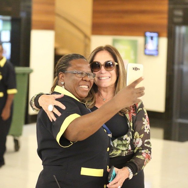 Susana Vieira vai à salão em shopping do Rio e posa com fãs (Foto: AgNews/Thiago Martins)