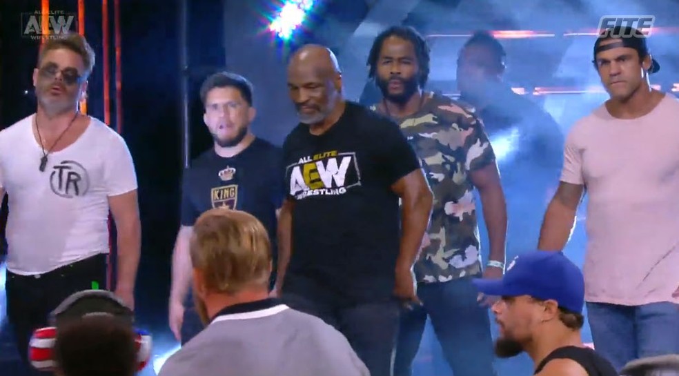 Mike Tyson invadiu o ringue da AEW escoltado pelos ex-campeões do UFC Henry Cejudo, Vitor Belfort e Rashad Evans — Foto: Reprodução