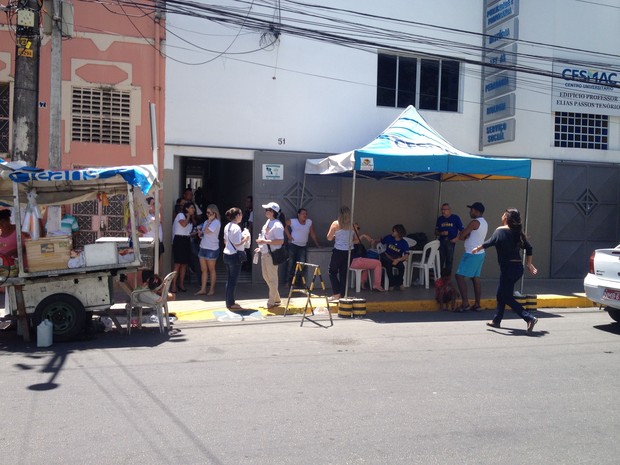Candidatos do Enade tiveram que correr para não perder a prova em Maceió (Foto: Micaelle Morais / G1)