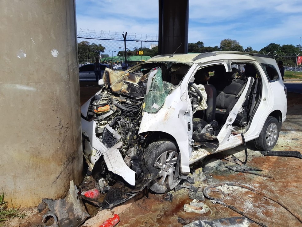 Carro colidiu em pilastra na saída do Aeroporto de Cumbica — Foto: Divulgação/PRF