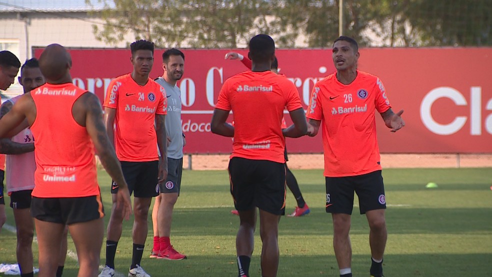 Guerrero e Emerson Santos discutem em treino do Inter — Foto: Reprodução/RBS TV