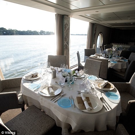 Enquanto navega pelos rios, os passageiros desfrutam de jantares compostos de cinco pratos da alta gastronomia (Foto: Divulgação / Emerald Waterways)