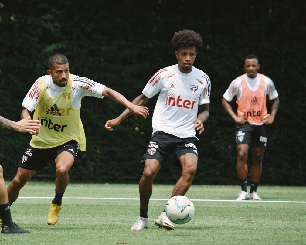Tchê Tchê treinou entre os titulares do São Paulo para pegar o Ceará — Foto: Erico Leonan / saopaulofc.net