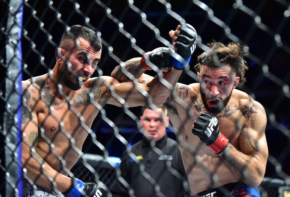Shane Burgos golpeia Makwan Amirkhani na sua vitória no UFC 244 — Foto: Jason Silva