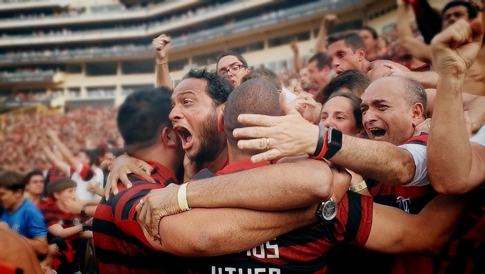 Daniel Brunet, abraçado aos amigos, comemora um dos gols do Flamengo — Foto: Divulgação 
