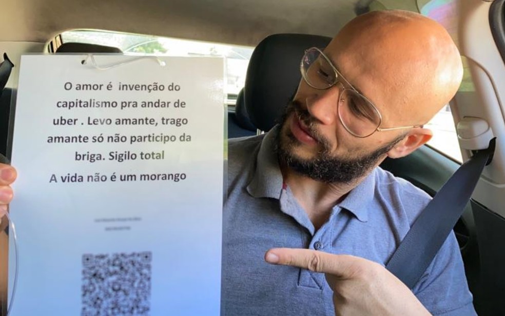 Luiz Eduardo Araújo fez uma plaquinha oferecendo 'transporte de amante' em Goiânia — Foto: Arquivo Pessoal/Luiz Eduardo Araújo