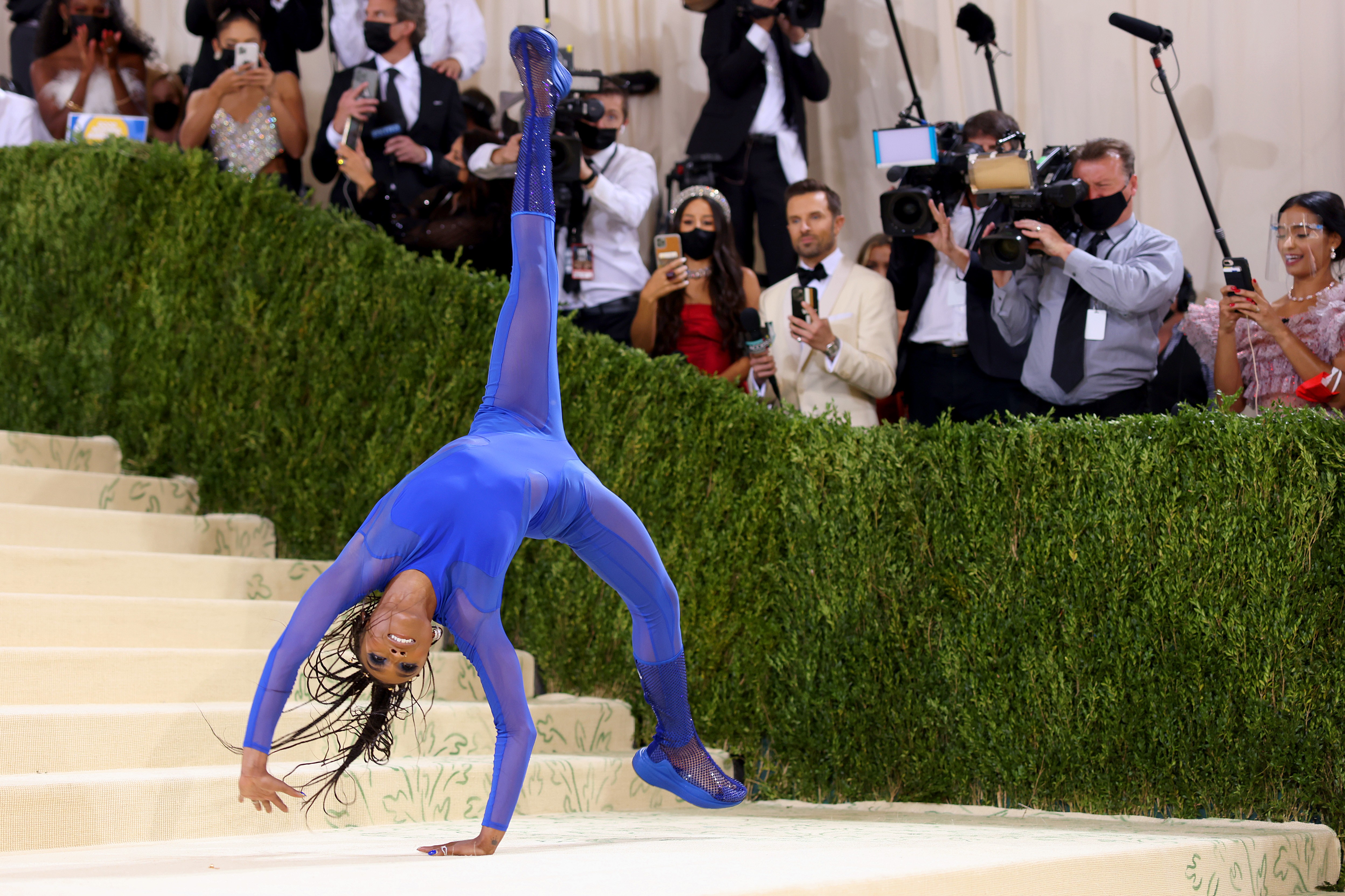 NEW YORK, NEW YORK - SEPTEMBER 13: Gymnast Nia Dennis attends The 2021 Met Gala Celebrating In America: A Lexicon Of Fashion at Metropolitan Museum of Art on September 13, 2021 in New York City. (Photo by John Shearer/WireImage) (Foto: WireImage)